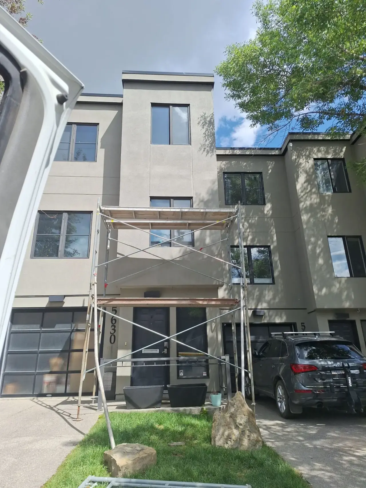 Floated stucco resurfaced with Graphex woodpecker-resistant coating