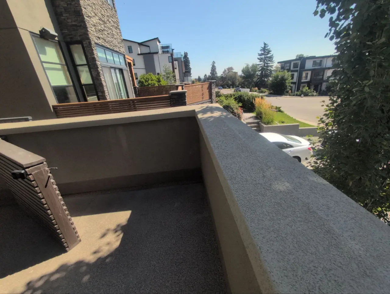 New stucco finish on the parapet wall after repair
